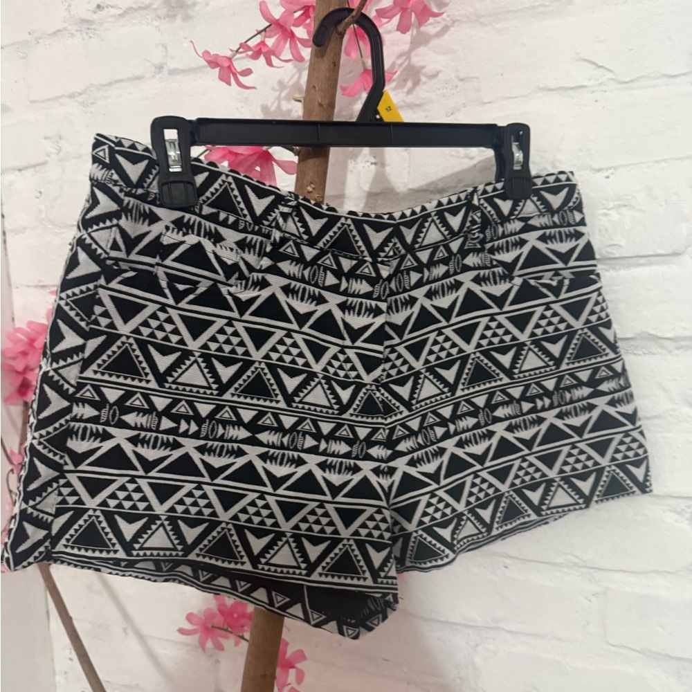 Black & White Tribal Print Women's Shorts .